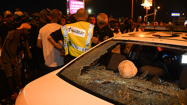 Нетания, нападение на полицейскую машину. Фото: Яир Саги