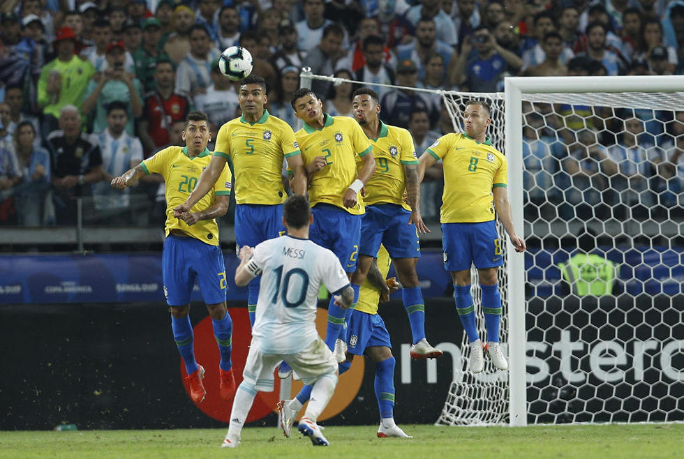 החומה המעובה של נבחרת ברזיל מול כדור חופשי של מסי (צילום: AP)