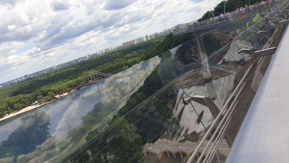 У нового моста стеклянные перила. Фото: Ноа Лави