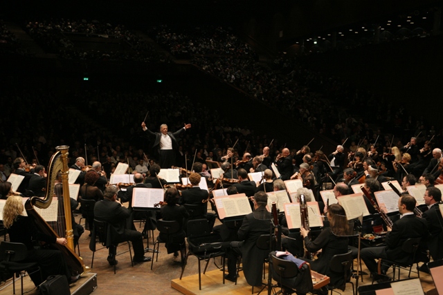 Зубин Мета дирижирует оркестром. Фото: Одед Антман