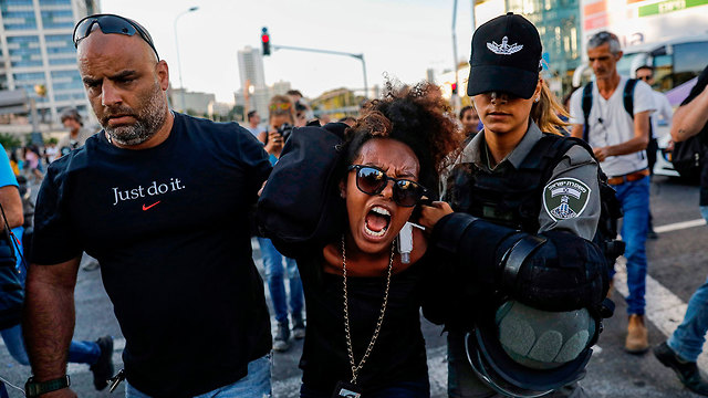 מחאת יוצאי אתיופיה בצומת עזריאלי בתל אביב (צילום: AFP)