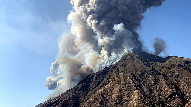 איטליה התפרצות הר געש באי סטרומבולי תייר נהרג (צילום: רויטרס)
