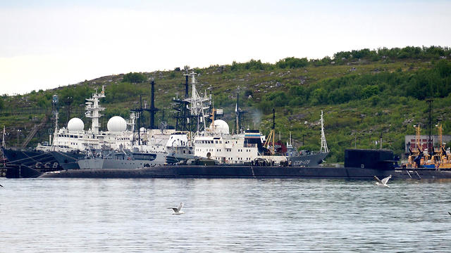 צוללת לא מזוה בבסיס הצי הרוסי סברומורסק, לאחר אסון הצוללת בים ברנץ (צילום: TNS)