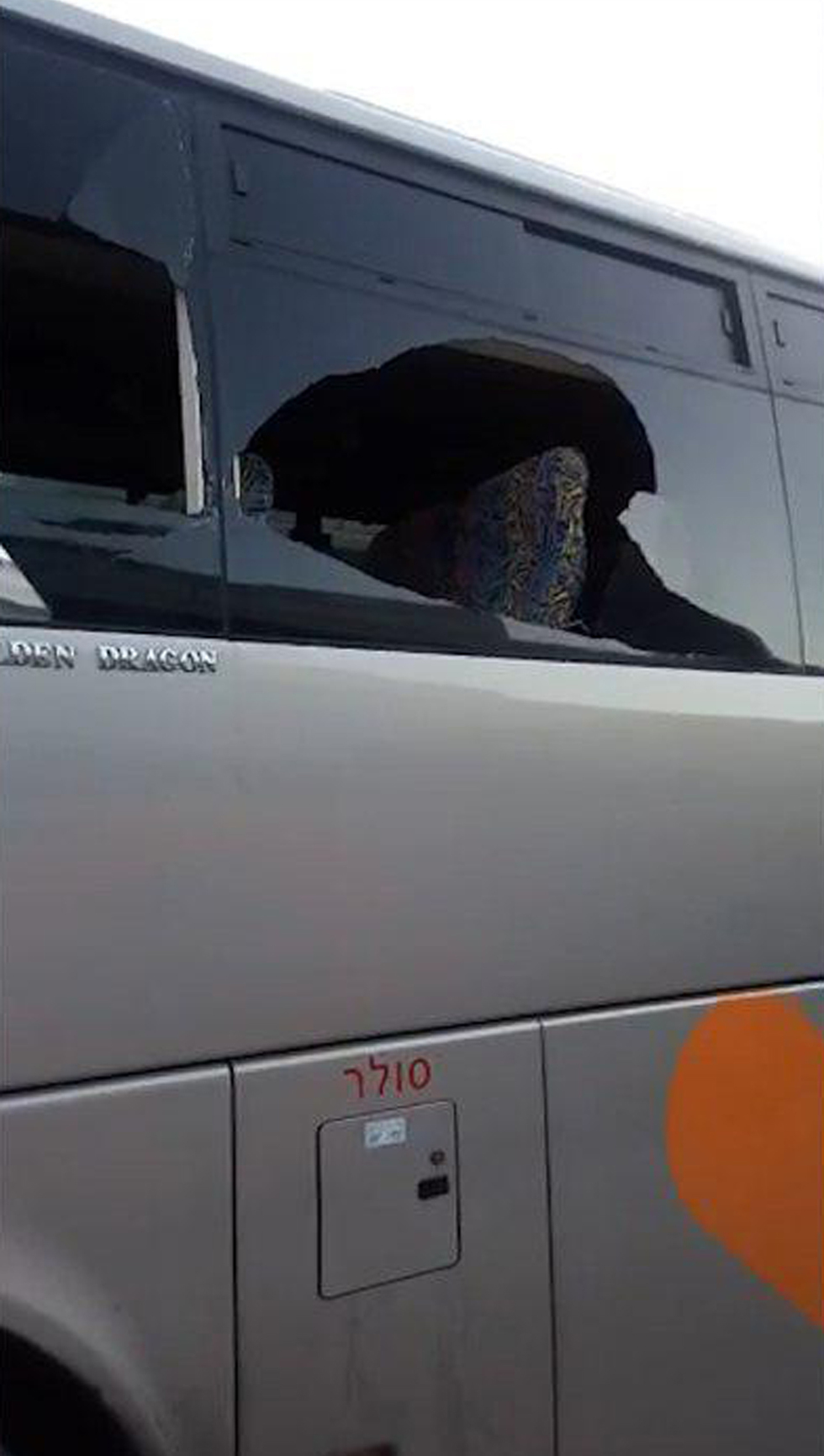אלמונים יידו אבנים אל עבר אוטובוס של חברת ״מטרופולין״ שעבד בנתניה (צילום: ארגון נהגי האוטובוסים בישראל)