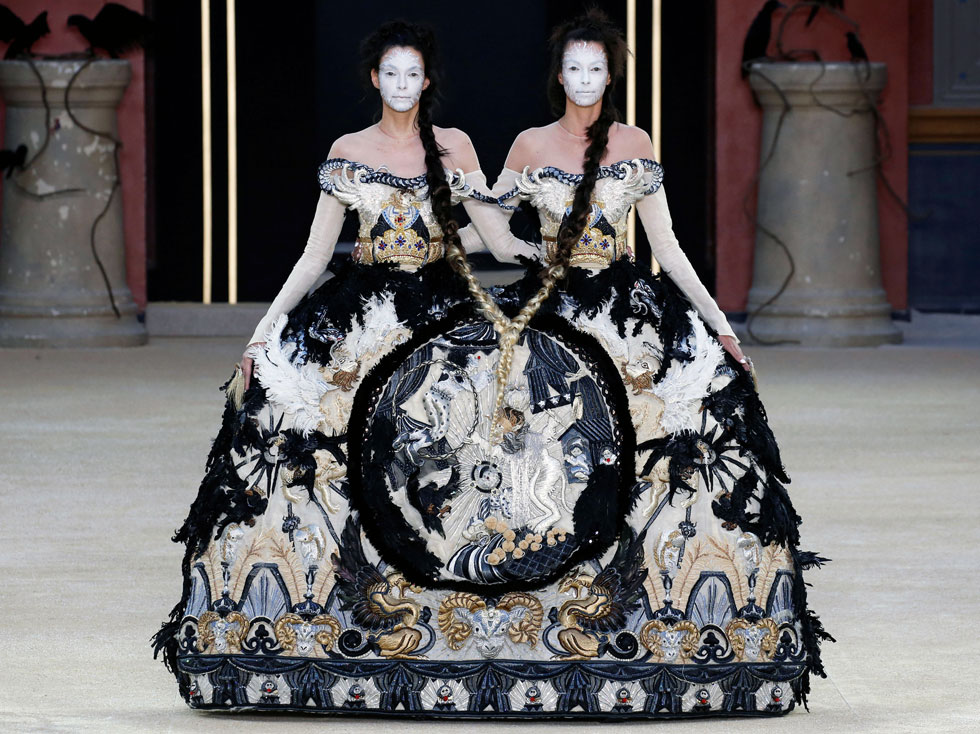 מעצבת ההוט קוטור הסינית גו פאי, שלנצח חייבת את פרסומה בעולם המערבי לריהאנה, הדהימה את הנוכחים בשבוע האופנה בפריז עם מראה של תאומות סיאמיות עם צמות הקלועות זו בזו, ושמלה רקומה בסגנון הרוקוקו שנראתה כמו עבודת פורצלן מהמאה ה-17 (צילום: Reuters)
