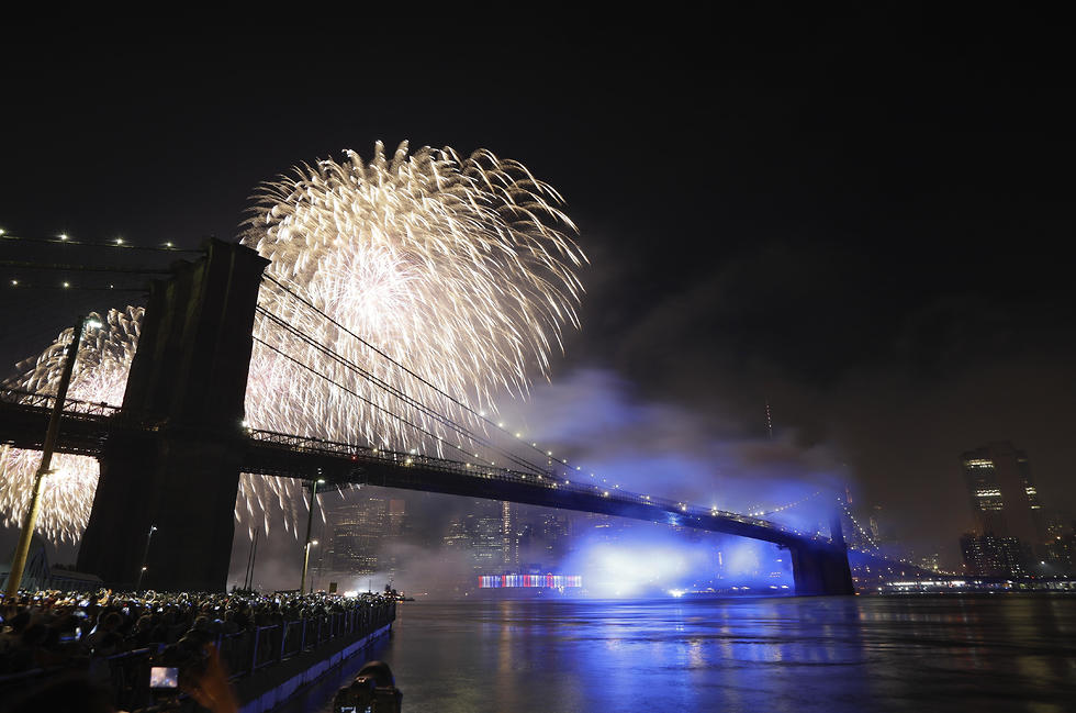 זיקוקים מעל גשר ברוקלין ניו יורק 4 ביולי יום העצמאות של ארה