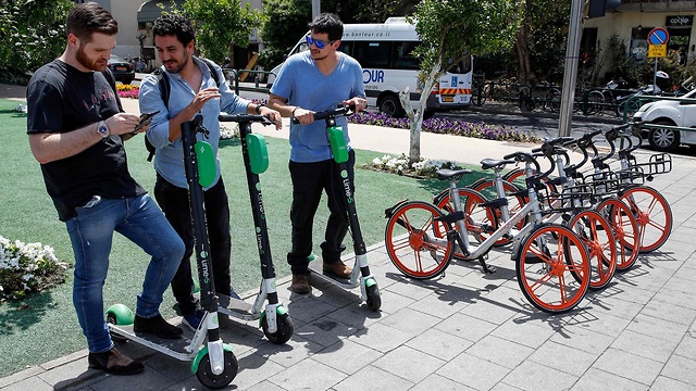 אופניים קורקינט קורקינטים תל אביב תחבורה (צילום: AFP)