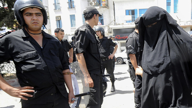 Женщина в Тунисе. Фото: AFP