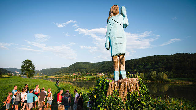 הפסל של מלניה טראמפ בסלובניה (צילום: AFP)
