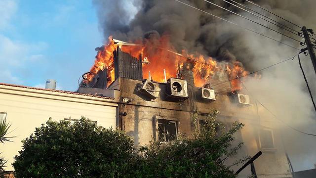 הבית שעלה באש בראש העין (צילום: דוברות כבאות והצלה מחוז מרכז)