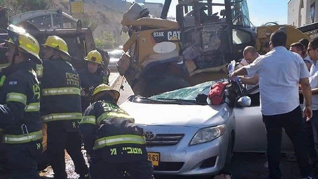 משטרה משטרת ישראל מחפרון טרקטור באגר אום אל פאחם צנח על רכב פרטי ()