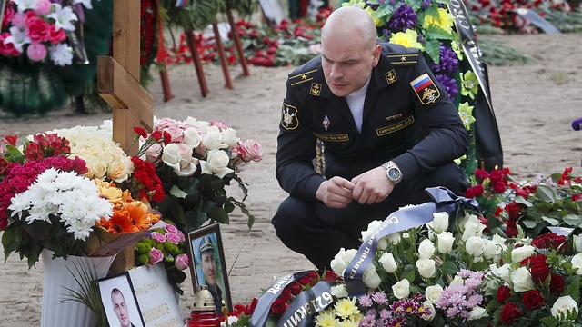 הלווייה הלויה 14 ה קצינים רוסים ב בית קברות סנט פטרבורג רוסיה ב אסון צוללת גרעינית לושאריק AS-12 (צילום: AP)