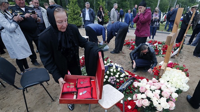 הלווייה הלויה 14 ה קצינים רוסים ב בית קברות סנט פטרבורג רוסיה ב אסון צוללת גרעינית לושאריק AS-12 (צילום: EPA)