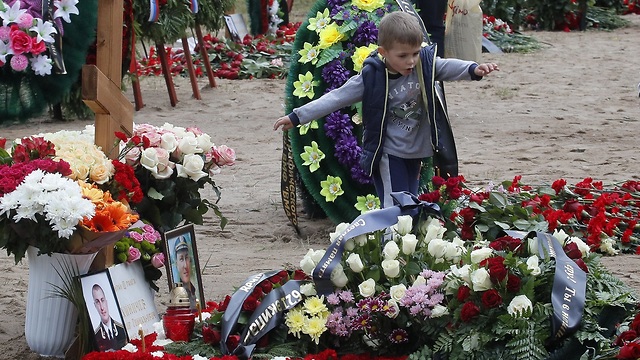 הלווייה הלויה 14 ה קצינים רוסים ב בית קברות סנט פטרבורג רוסיה ב אסון צוללת גרעינית לושאריק AS-12 (צילום: AP)