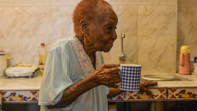 קובה בני יותר מ 100 זקנים תוחלת חיים ארוכה ריגוברטה סנטובניה (צילום: AFP)