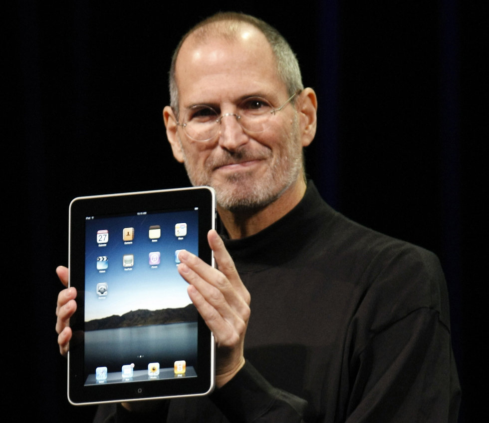 סטיב ג'ובס מציג את האייפד הראשון ב-2010 (צילום: AP)