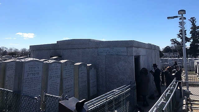בקבר הרבי מלובביץ' (צילום: גיא מלמד)