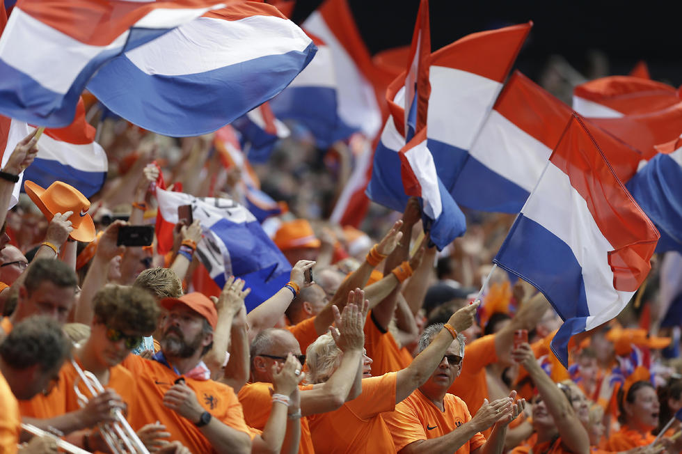 אוהדי הולנד בגמר המונדיאל (צילום: AP)
