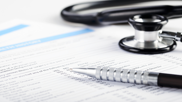 חתימה על ביטוח בריאות (צילום: Shutterstock)