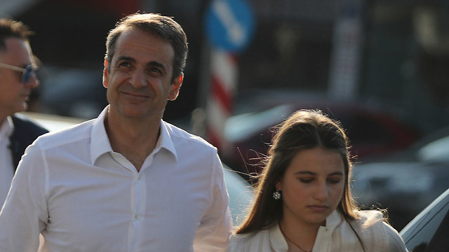יוון בחירות מנהיג מפלגת הדמוקרטיה החדשה קיריאקוס מיצוטקיס (צילום: AP)