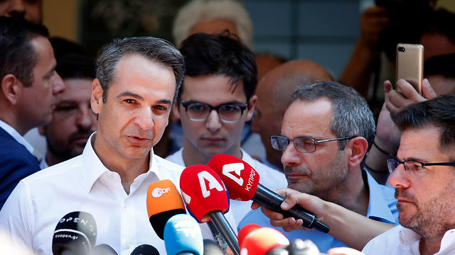 יוון בחירות מנהיג מפלגת הדמוקרטיה החדשה קיריאקוס מיצוטקיס (צילום: AP)