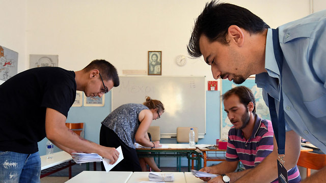 יוון בחירות ספירת קולות (צילום: רויטרס)