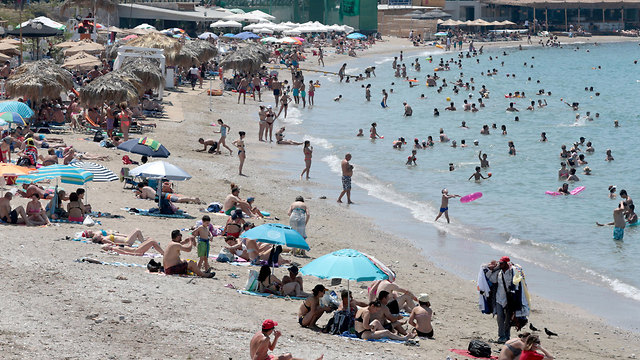 יוון בחירות מבלים ב ים (צילום: EPA)