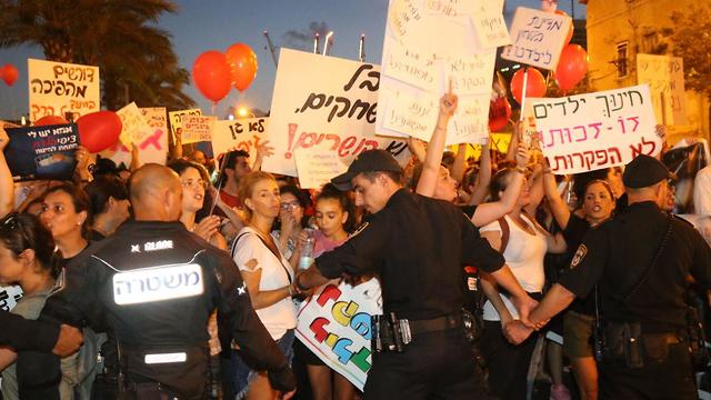 Демонстрация родителей в Тель-Авиве. Фото: Моти Кимхи