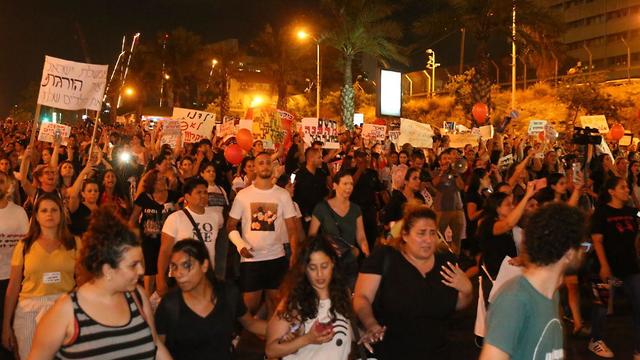 חסימת כביש במהלך הפגנת הורים נגד התעללות בגיל הרךבקריית הממשלה בתל אביב (צילום: מוטי קמחי)