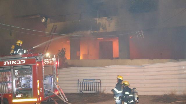 Пожар возле центра "Азриэли" в Тель-Авиве. Фото: Моти Кимхи