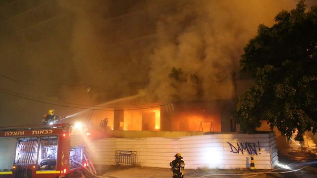 שריפה בבית אגד לשעבר בתל אביב (צילום: מוטי קמחי)