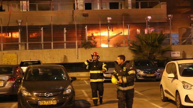 שריפה בבית אגד לשעבר בתל אביב (צילום: מוטי קמחי)