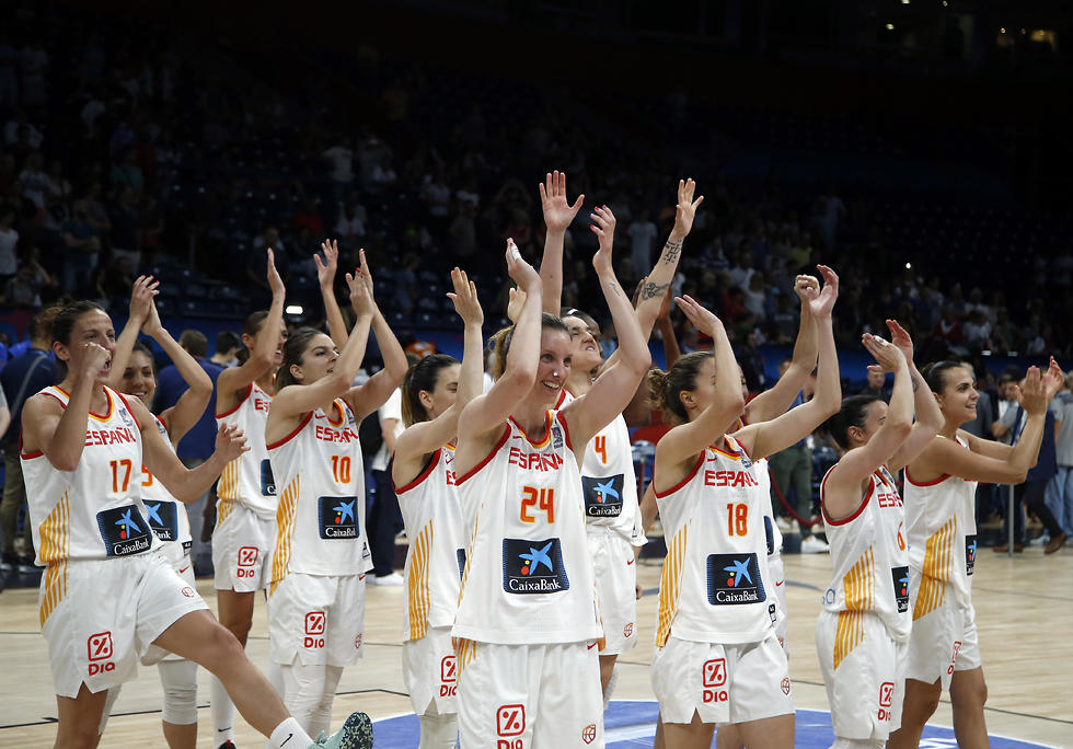 נבחרת ספרד חוגגת (צילום: AP)