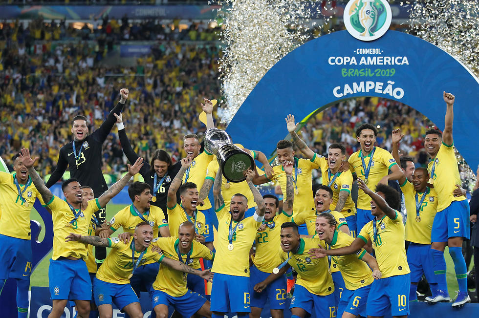 שחקני ברזיל מניפים את הגביע (צילום: EPA   )
