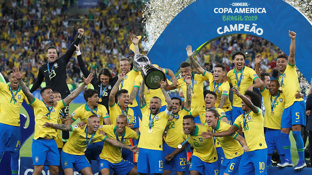שחקני ברזיל מניפים את הגביע (צילום: EPA   )