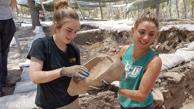 ממצאים שהתגלו בחפירה (צילום: משלחת החפירות לחורבת אל-ראעי)