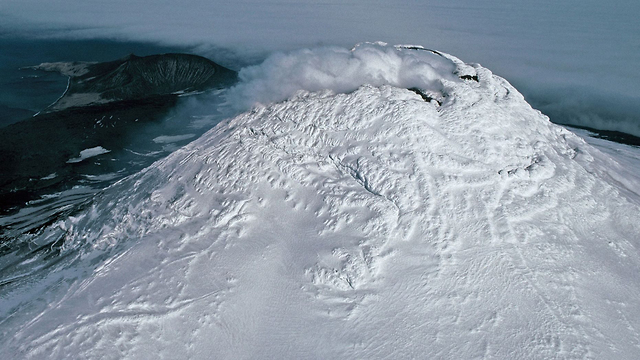 אגם לבה ב הר הגעש מייקל ב אי סונדרס (צילום: British Antarctic Survey)