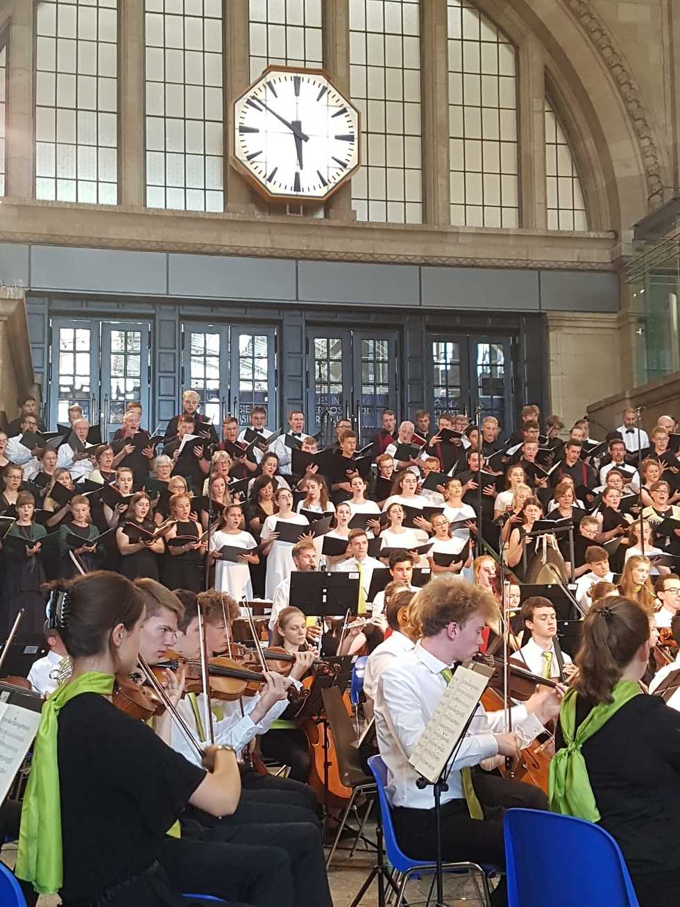 בני נוער ממקהלת מורן שרים בתחנת רכבת בגרמניה ()