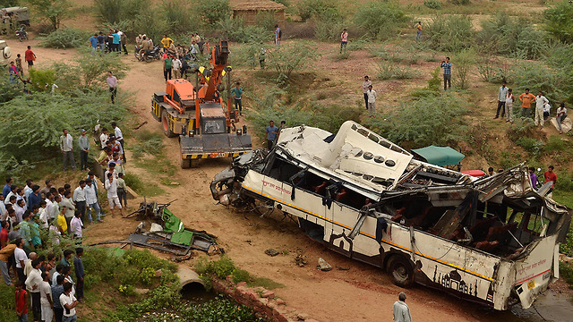 תאונה אוטובוס אגרה הודו (צילום: EPA)
