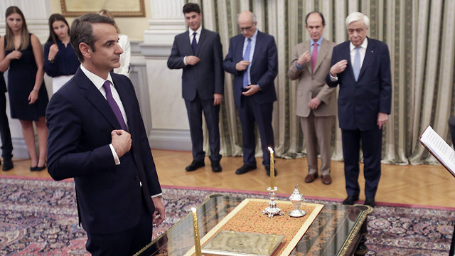 ראש ממשלת יוון החדש קיריאקס מיצוטקיס השבעה  (צילום: gettyimages )