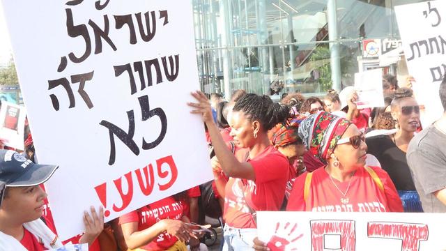 הפגנת אימהות יוצאות אתיופיה בצומת עזריאלי בתל אביב (צילום: מוטי קמחי)