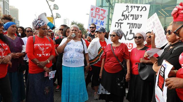 מחאת אימהות יוצאות אתיופיה בצומת עזריאלי בתל אביב (צילום: דנה קופל)