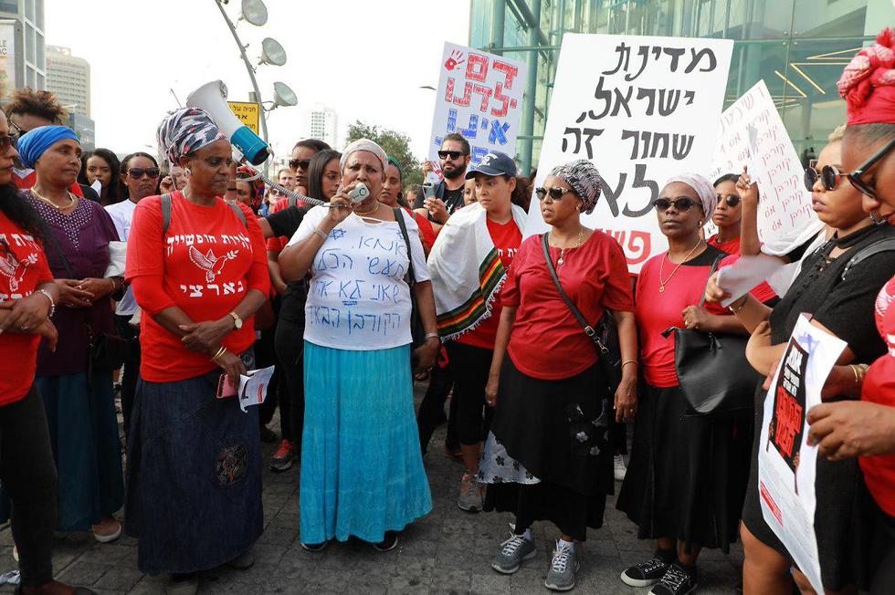 מחאת אימהות יוצאות אתיופיה בצומת עזריאלי בתל אביב (צילום: דנה קופל)