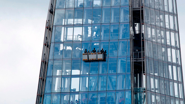 בריטניה לונדון מגדל השארד מטפס טיפס בלי חבלים (צילום: AFP)