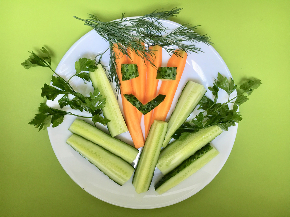 חיתוך מעניין של ירקות על הצלחת (צילום: Shutterstock)