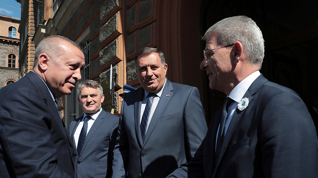 נשיא טורקיה רג'פ טאיפ ארדואן ביקור ב בוסניה (צילום: AP)