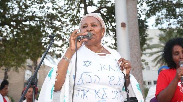 נואמות במחאת יוצאי אתיופיה בכיכר רבין בתל אביב (צילום: מוטי קמחי)