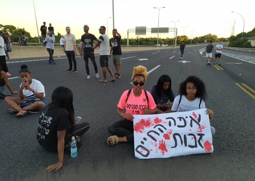 יוצאי אתיופיה בהפגנה באיילון (צילום: עדי שעיה)