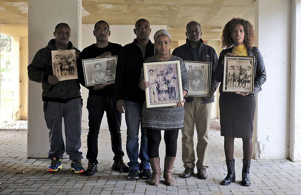 יוצאי אתיופיה עם תמונות יקיריהם שנעלמו בסודן בדרכם לישראל (צילום: אבי רוקח)