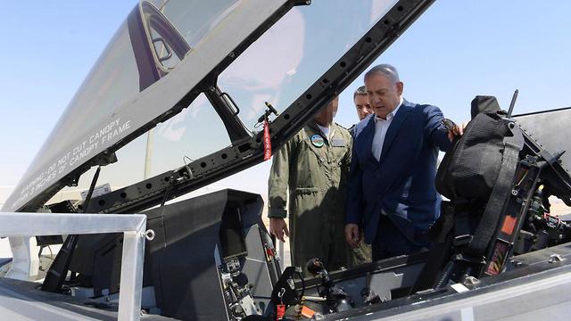 Benjamin Netanyahu inspects an F-35 jet at Nevatim Air Base (Photo: Defense Ministry)